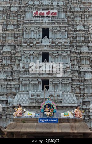 Entrée principale Gopuram du temple d'Aruchaleshwara et Shiv Shiv écrit, Tiruvannamalai, Tamilnadu, Inde. Banque D'Images