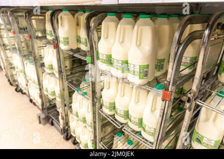 Supermarché Tesco lait demi écrémé de marque propre en carton avec dessus vert à vendre dans un supermarché Tesco UK été 2022 Banque D'Images