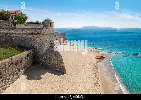 Citadelle et plage à Ajaccio, Corse, France. Banque D'Images