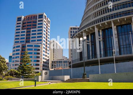 Les édifices Beehive et High Rise dans le centre-ville de Wellington Banque D'Images