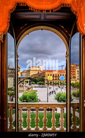 Pampelune, Espagne - 22 juin 2021: Vue sur la Plaza del Castillo avec des restaurants et un belvédère central en dôme dans la vieille ville, célèbre pour la course des taureaux Banque D'Images