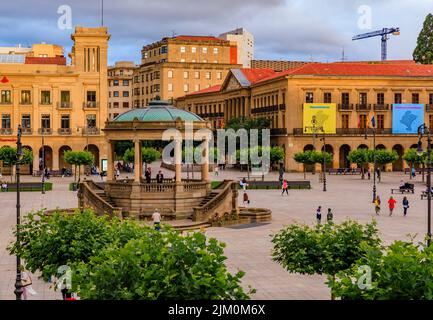 Pampelune, Espagne - 22 juin 2021: Plaza del Castillo historique avec des restaurants et un belvédère central en dôme dans la vieille ville, célèbre pour la gestion des taureaux Banque D'Images