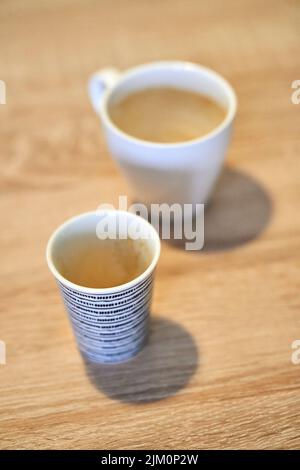 Les tasses de café pour deux - la routine du matin Banque D'Images