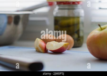 Une pomme en gros plan sur une planche à découper Banque D'Images