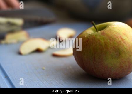 Une pomme en gros plan sur une planche à découper Banque D'Images