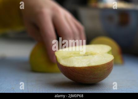 Une pomme en gros plan sur une planche à découper Banque D'Images