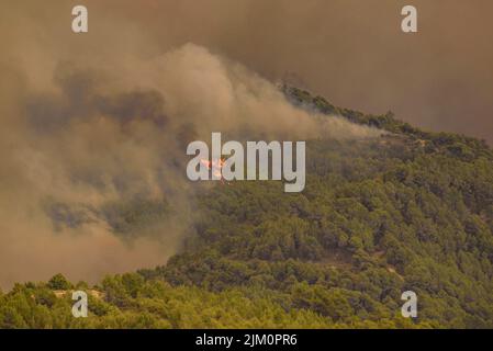 Feu sauvage d'El Pont de Vilomara, sur 17 juillet 2022, qui a brûlé 1 743 hectares de végétation (Bages, Barcelone, Catalogne, Espagne) Banque D'Images