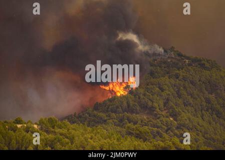 Feu sauvage d'El Pont de Vilomara, sur 17 juillet 2022, qui a brûlé 1 743 hectares de végétation (Bages, Barcelone, Catalogne, Espagne) Banque D'Images