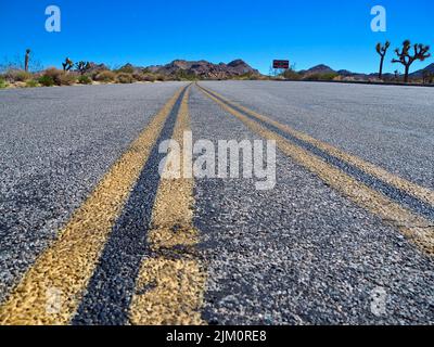 vue sur la route dans le parc national de joshua tree, dans le désert de mojave, etats-unis Banque D'Images