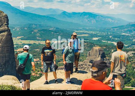 7.13.2022 Meteora, Grèce. Touristes caucasiens mâles en shorts et t-shirts visitant les célèbres monastères orthodoxes sur le sommet des formations rocheuses de Meteora. L'été en Grèce. Photo de haute qualité Banque D'Images