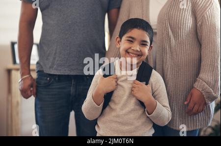 Personne n'oublie leur premier jour d'école. Portrait d'un adorable petit garçon prêt à aller à l'école avec ses parents. Banque D'Images