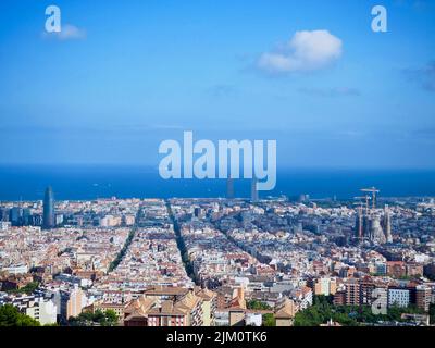 vue de barcelone depuis le haut, vue depuis les bunkers, pendant une journée d'été. sagrada familia et torre agbar Banque D'Images