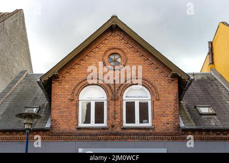 Détail architectural d'une maison danoise traditionnelle avec deux grandes fenêtres et un toit en pente. Assens, Île de Fyn, Danemark, Europe Banque D'Images