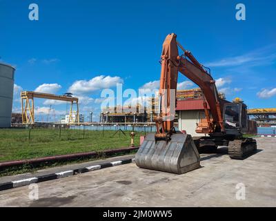 Malaisie, 23 avril 2022 : escavator orange Hitachi situé dans la zone de l'usine. Banque D'Images