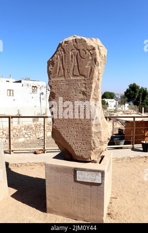 Magnifique hiéroglyphes sur les murs du temple de Satet sur l'île Éléphantine d'Assouan Banque D'Images