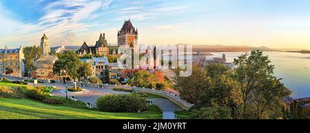 Vue panoramique sur le Château Frontenac entouré de verdure dans le Vieux-Québec, au Canada, au lever du soleil Banque D'Images