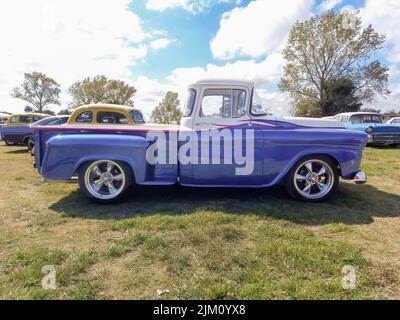 Chascomus, Argentine - 9 avril 2022 : camion utilitaire Chevrolet Apache V8 1958 de Chevrolet, d'un ancien bleu, par GM à la campagne. Vue latérale. Nature herbe tre Banque D'Images