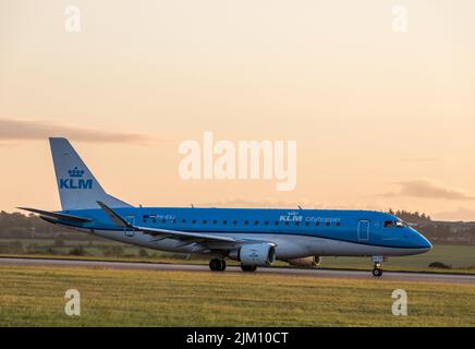 Aéroport de Cork, Cork, Irlande. 04th août 2022. Un KLM Embraer 175 en train de rouler sur la piste à l'aube avant le départ pour un vol tôt le matin à destination d'Amsterdam au départ de Cork, aéroport, Irlande.- Credit; David Creedon / Alay Live News Banque D'Images