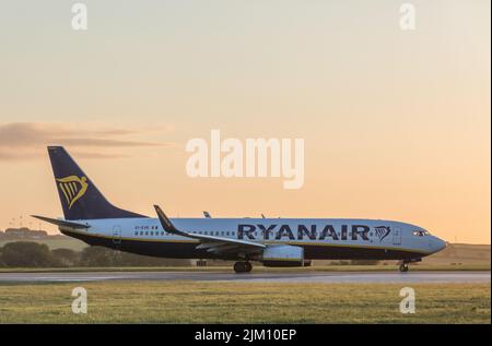 Aéroport de Cork, Cork, Irlande. 04th août 2022. Un Boeing 737 de Ryanair qui roule sur la piste avant le départ de Poznan depuis l'aéroport de Cork, en Irlande.- Credit; David Creedon / Alay Live News Banque D'Images