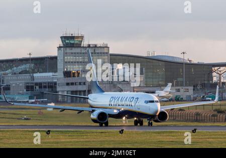 Aéroport de Cork, Cork, Irlande. 04th août 2022. Un Boeing 737 de Ryanair qui roule sur la piste avant le départ de Poznan depuis l'aéroport de Cork, en Irlande.- Credit; David Creedon / Alay Live News Banque D'Images