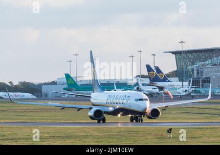 Aéroport de Cork, Cork, Irlande. 04th août 2022. Un Boeing 737 de Ryanair qui roule sur la piste avant le départ de Poznan depuis l'aéroport de Cork, en Irlande.- Credit; David Creedon / Alay Live News Banque D'Images