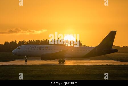 Aéroport de Cork, Cork, Irlande. 04th août 2022. Un Airbus A320 Aer Lingus à destination d'Amsterdam se réunit au lever du soleil pour son vol matinal au départ de l'aéroport de Cork, en Irlande. - Crédit; David Creedon / Alamy Live News Banque D'Images