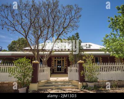 La maison Herbert Hoover, qui était autrefois la résidence du directeur de mine Gwalia, a été convertie en salons de thé et en B&B dans la région de Goldfields, en Australie occidentale. Banque D'Images