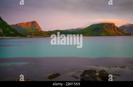 Coucher de soleil sur les montagnes et la mer des îles Lofoten, Norvège Banque D'Images