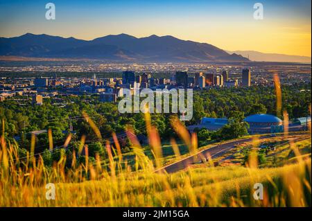 Vue sur Salt Lake City au coucher du soleil avec Wasatch Mountains en arrière-plan, Utah Banque D'Images
