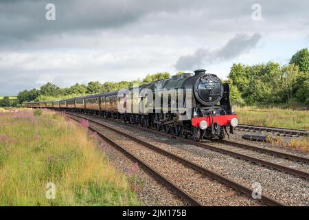 Scots Guardsman s'approche de la gare de Hellifield le 4th août 2022 sous le nom de Scarborough Spa Express. (Il avait été mis à l'arrêt par Carnforth plus tôt). Banque D'Images