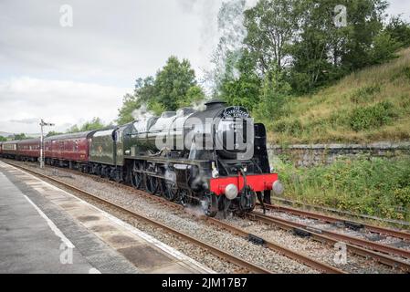 Scots Guardsman s'approche de la gare de Hellifield le 4th août 2022 sous le nom de Scarborough Spa Express. (Il avait été mis à l'arrêt par Carnforth plus tôt). Banque D'Images