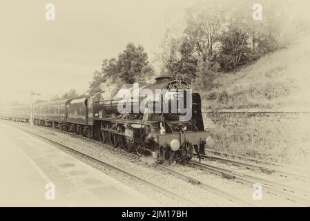 Scots Guardsman s'approche de la gare de Hellifield le 4th août 2022 sous le nom de Scarborough Spa Express. (Il avait été mis à l'arrêt par Carnforth plus tôt). Banque D'Images