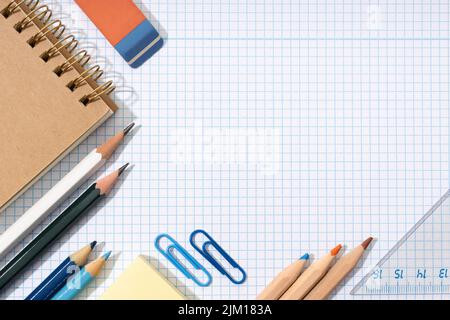 Mise à plat des fournitures scolaires et de bureau sur une feuille de papier graphique vierge. Retour à l'école. Copier l'espace Banque D'Images