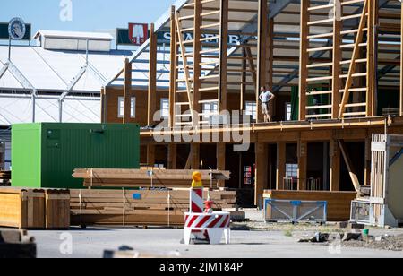 Munich, Allemagne. 04th août 2022. Les travailleurs construisent un chapiteau sur le terrain de l'Oktoberfest. Lors d'une conférence de presse sur 04.08.2022, les innovations de l'Oktoberfest 2022 seront présentées. L'Oktoberfest aura lieu cette année de 17.09.2022 à 03.10.2022. Credit: Sven Hoppe/dpa/Alay Live News Banque D'Images