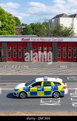 Services d'urgence de Kent - poste de service d'incendie et de sauvetage de Kent et voiture de police de Kent - Canterbury, Angleterre, Royaume-Uni Banque D'Images