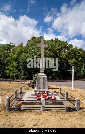 MÉMORIAL DE GUERRE DE MISTLEY PRÈS DES TOURS JUMELLES Banque D'Images