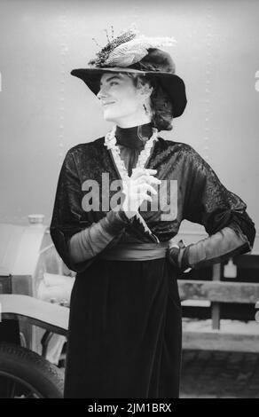 Bruxelles, Belgique - 12 août 1992: Anna Chancelière actrice sur le set de - la boîte de chocolat - Hercule Poirot au Cinquantenaire à Bruxelles Banque D'Images