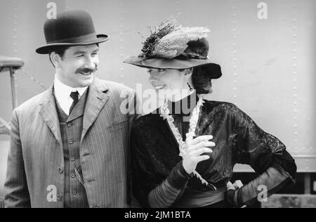 Bruxelles, Belgique - 12 août 1992: Anna Chancelière actrice et Jonathan Barlow sur le set de - la boîte de chocolat - Hercule Poirot au Cinquantenaire à Bruxelles Banque D'Images