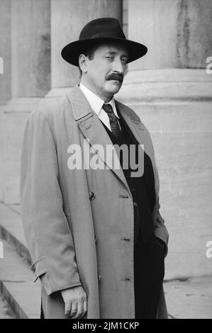 Bruxelles, Belgique - 12 août 1992: Philip Jackson sur le set de - la boîte de chocolat - Hercule Poirot à la Justice palas à Bruxelles Banque D'Images