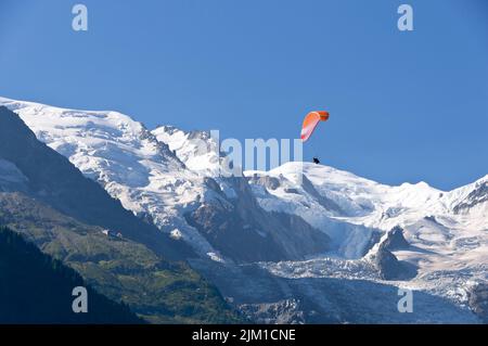 Parapente au-dessus de la vallée de Chamonix, Chamonix Mont-blanc, France Banque D'Images