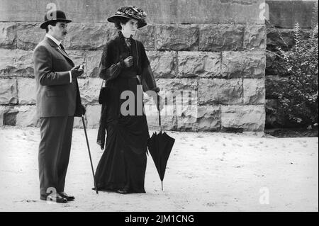 Bruxelles, Belgique - 12 août 1992: David Suchet acteur avec Anna Chancelière actrice sur le set de - la boîte de chocolat - Hercule Poirot au Cinquantenaire à Bruxelles Banque D'Images