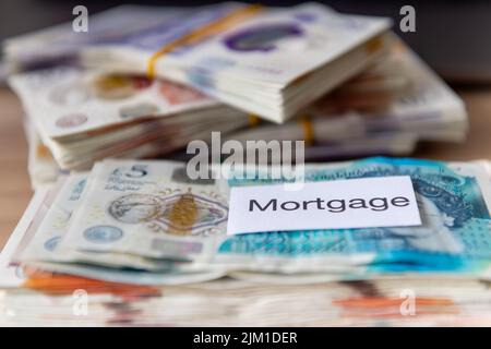 Un concept hypothécaire avec le mot hypothèque et les billets de banque. Banque D'Images
