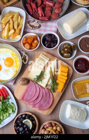 Délicieux petit déjeuner turc traditionnel, photo du concept de la nourriture. Banque D'Images