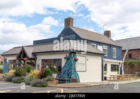 Le pub Saltwater Tavern sur le Fish Quay, North Shields, North Tyneside, Royaume-Uni, avec des œuvres de Bobzilla. Banque D'Images