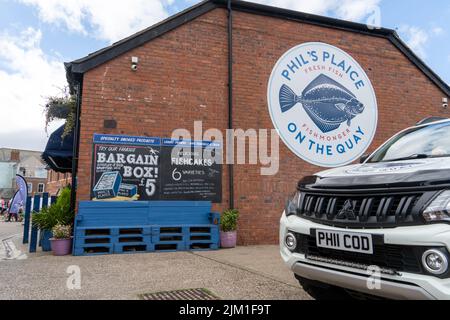 Phil's Plaice on the Quay - un poissonnier sur le Fish Quay de North Shields, North Tyneside, Royaume-Uni. Banque D'Images