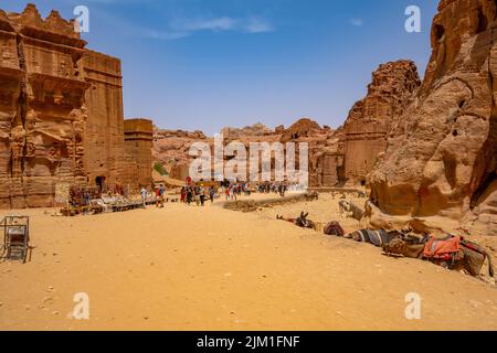 La rue de Fascades à Petra en Jordanie Banque D'Images