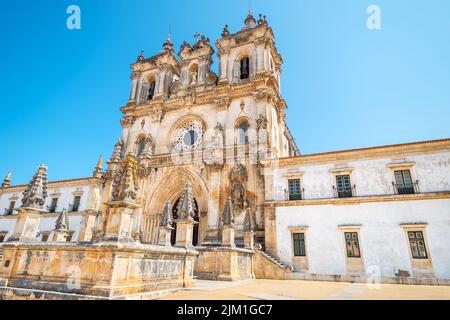 Vue sur la façade du monastère cistercien de Santa Maria à Alcobaca. Portugal Banque D'Images