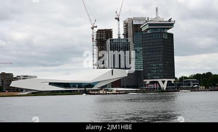 Bateau passant par les constructions autour du bâtiment Eyefilm à Amsterdam, pays-Bas 22-7-2022 Banque D'Images