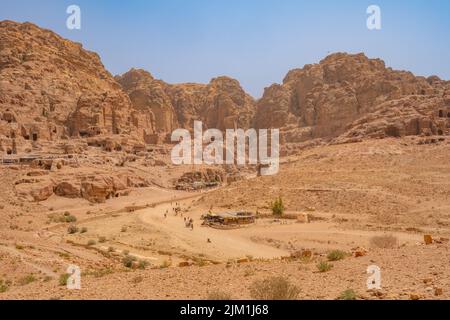 Vue sur la rue des façades de Petra Jordan. Banque D'Images