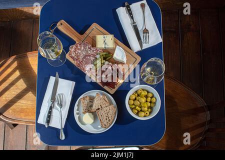 Vin blanc avec carte de charcuterie sur bois rustique Banque D'Images
